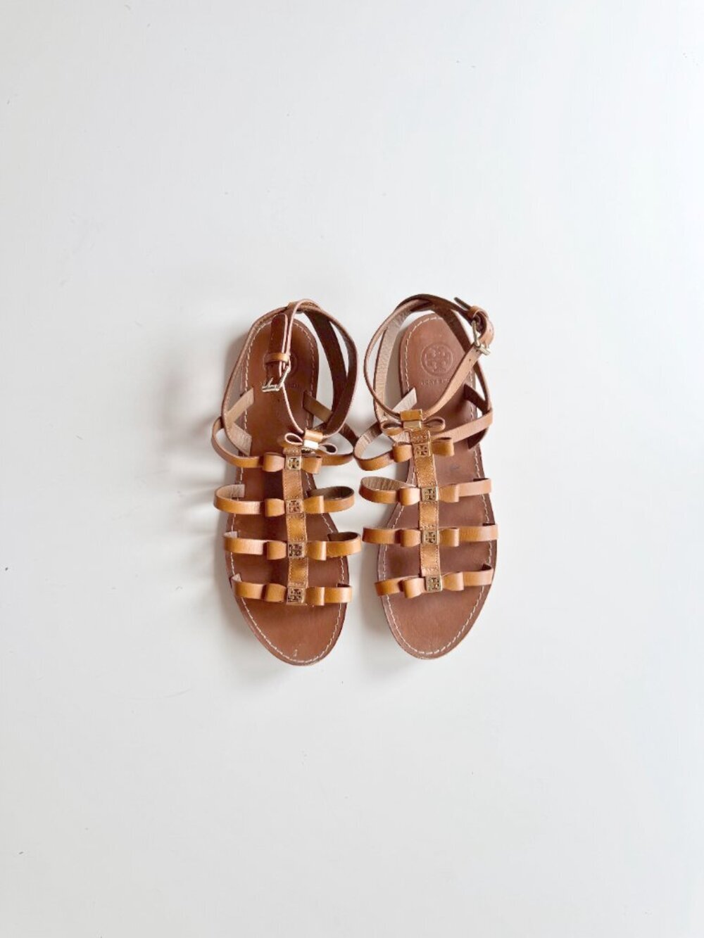 TORY BURCH Kira Brown Leather Bow Logo Medallion Gladiator Sandals, Size 8.5